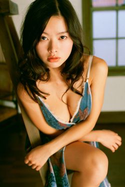 女警跪趴被按住高高撅起